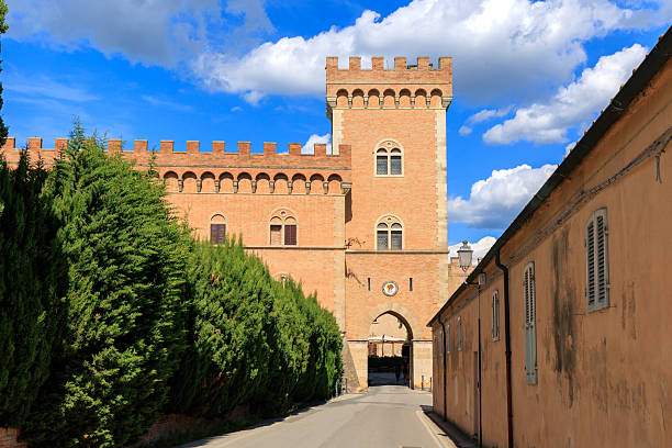 L'ingresso alle mura di Bolgheri